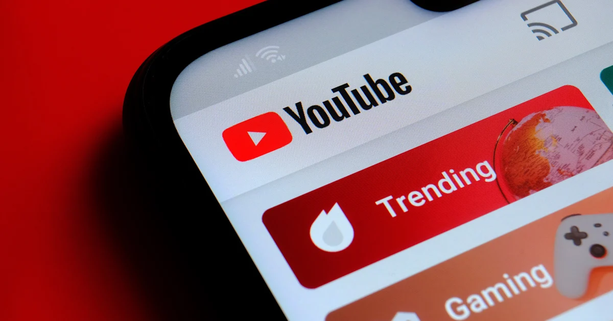 یوتیوب بخش «ترندینگ» (Trending) خود را حذف میکند. این اقدام با هدف تمرکز بر توصیههای شخصیسازیشده و توسعه YouTube Charts صورت میگیرد، زیرا تغییر در الگوهای مصرف محتوا و ظهور منابع جدید کشف ویدئو، کارایی بخش فعلی را کاهش داده است.