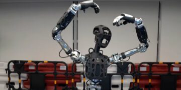 ربات انسان‌نمای Adam-U با حرکاتی مشابه انسان در چین رونمایی شد