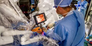 تعویض دریچه آئورت قلب بدون باز کردن قفسه سینه با کمک فناوری رباتیک