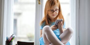 داشتن گوشی هوشمند قبل از ۱۳ سالگی خطر خودکشی را افزایش می دهد!