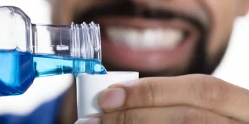 حذف هدفمند باکتری‌ های مضر دهان با دهان‌شویه گیاهی