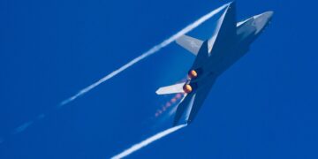 چین به‌ طور غیررسمی از جنگنده پنهان‌کار نسل پنج J-35 رونمایی کرد