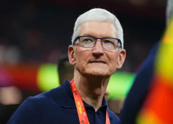 روومینگ پَنگ، رئیس تیم مدلهای هوش مصنوعی اپل، این شرکت را ترک کرده و قرار است به متا بپیوندد. این جابهجایی بخشی از تلاشهای مارک زاکربرگ برای جذب نخبگان هوش مصنوعی و تقویت واحد جدید «هوش فوقالعاده مصنوعی» متا بهشمار میرود.