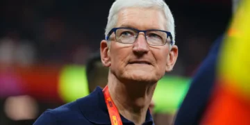 روومینگ پَنگ، رئیس تیم مدل‌های هوش مصنوعی اپل، این شرکت را ترک کرده و قرار است به متا بپیوندد. این جابه‌جایی بخشی از تلاش‌های مارک زاکربرگ برای جذب نخبگان هوش مصنوعی و تقویت واحد جدید «هوش فوق‌العاده مصنوعی» متا به‌شمار می‌رود.