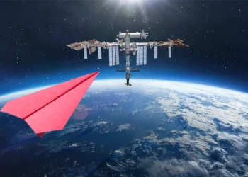 آیا امکان پرتاب هواپیمای کاغذی از ایستگاه فضایی بین‌المللی وجود دارد؟