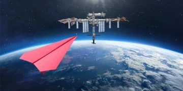 آیا امکان پرتاب هواپیمای کاغذی از ایستگاه فضایی بین‌المللی وجود دارد؟