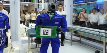 رونمایی از ربات انسان‌نمای صنعتی SUYUAN با قدرت پردازش ۲۷۵ تریلیون عملیات در ثانیه