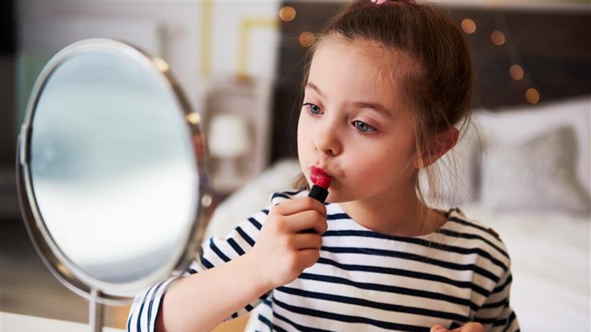 خطرات سلامتی آرایش کردن کودکان