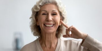 استفاده از سمعک می‌تواند احساس تنهایی را کمتر و کیفیت زندگی را بهتر کند