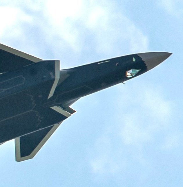 جنگنده پنهانکار دو سرنشینه J-20 چین عملیاتی شد