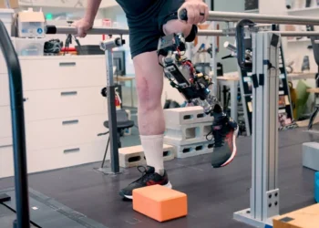 زانوی مصنوعی محققان MIT حرکات طبیعی را به افراد قطع عضو باز می گرداند