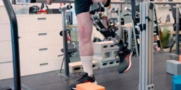 زانوی مصنوعی محققان MIT حرکات طبیعی را به افراد قطع عضو باز می گرداند