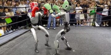 نمایش مبارزه ربات‌های انسان‌نما در کنفرانس WAIC 2025