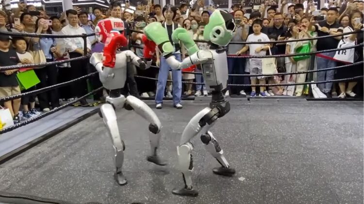 نمایش مبارزه ربات‌های انسان‌نما در کنفرانس WAIC 2025