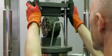 تقویت آسفالت جاده با ته سیگارهای الکترونیکی