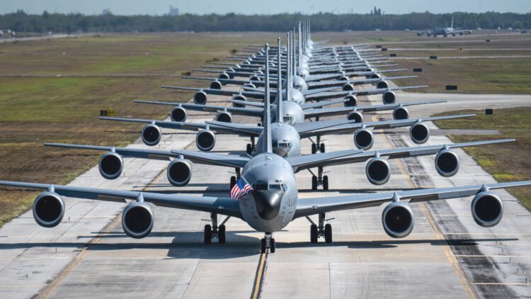 اضافه شدن قابلیت پرتاب پهپاد به هواپیمای سوخت‌رسان KC-135