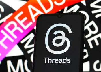 با گذشت دو سال از راهاندازی، Threads بیش از پیش به جدیترین رقیب X تبدیل شده است. این پلتفرم اوایل امسال از مرز ۳۵۰ میلیون کاربر ماهانه عبور کرد و مارک زاکربرگ پیشبینی کرده که ممکن است به نخستین اپلیکیشن یک میلیاردی بعدی Meta تبدیل شود.