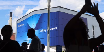 سامسونگ در حال بررسی توسعه دستگاه‌های پوشیدنی هوشمند جدید است - احتمالا گوشواره و گردنبند