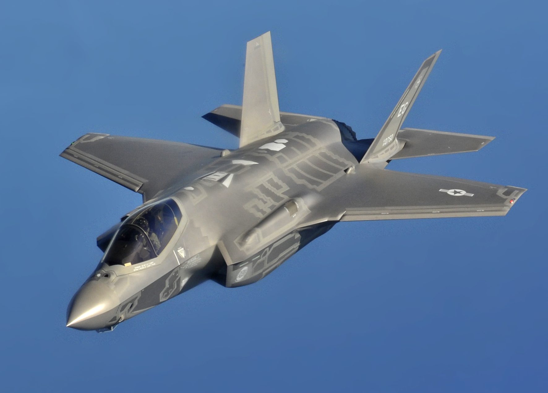 مقایسه جنگنده F-35 لایتنینگ ۲ آمریکا با J-35 چین؛ نبرد غول‌های نسل پنجمی