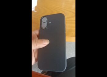 طراحی قاب آیفون ۱۷؛ بازگشت بند مچی