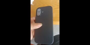 طراحی قاب آیفون ۱۷؛ بازگشت بند مچی