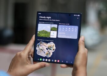 استفاده بیل گیتس از گوشی تاشو سامسونگ