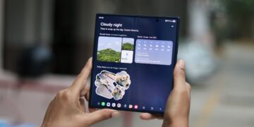 استفاده بیل گیتس از گوشی تاشو سامسونگ