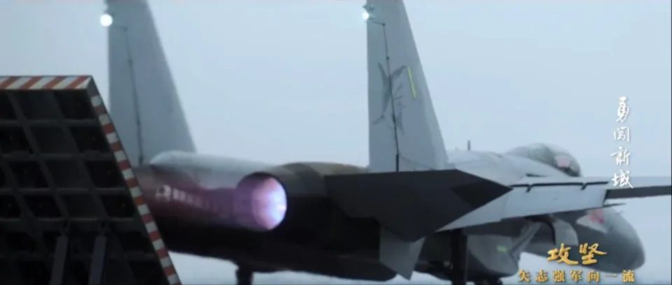 پرتاب نخستین جنگنده با منجنیق از پیشرفته‌ترین ناو هواپیمابر چین انجام شد