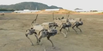 چین از گرگ‌های رباتیک مسلح خود رونمایی کرد