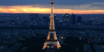 چرا برج ایفل هر تابستان قد می‌ کشد؟