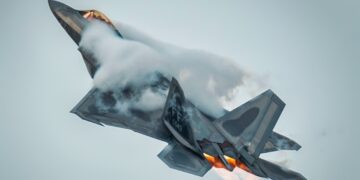 جنگنده F-22 سوپر با حمایت ترامپ ساخته می‌ شود