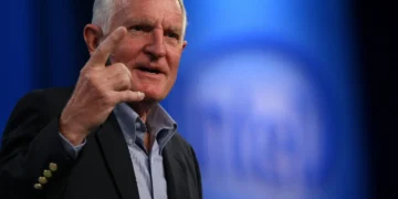 مدیرعامل سابق اینتل: نجات اینتل نیازمند سرمایه‌گذاری فوری است