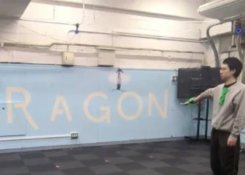 این پهپاد ژاپنی با الهام از شاهین، روی دست انسان فرود می آید