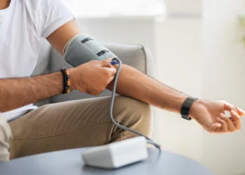 کاهش فشار خون به زیر ۱۲۰ میلی‌متر جیوه چه پیامدهایی برای سلامت دارد؟