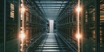 مورگان استنلی در تازهترین گزارش خود به بررسی اقتصادی نسل جدید رکهای هوش مصنوعی انویدیا پرداخته و به این نتیجه رسیده است که سیستم NVIDIA GB200 NVL72 نهتنها از نظر توان پردازشی و بهرهوری فنی پیشتاز است، بلکه از نظر اقتصادی نیز سودآورترین گزینه در میان رقبا محسوب میشود.