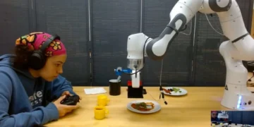 این دست رباتیک هم پیتزا می پزد، هم کمک دست افراد کم ‌توان است