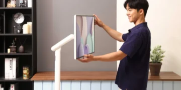 سامسونگ از محصول جدیدی با نام «Moving Style Edge » رونمایی کرده که ترکیبی از مانیتور هوشمند و تلویزیون است و با طراحی خاص پایه‌ی خود، امکان استفاده در موقعیت‌های مختلف را فراهم می‌کند.