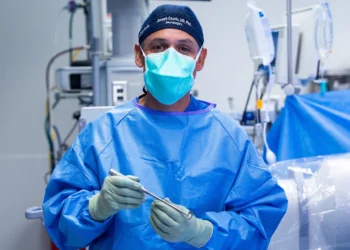 نخستین جراحی ستون فقرات گردنی جهان با ایمپلنت کاملاً شخصی ‌سازی ‌شده انجام شد