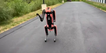 نمایش خارقالعاده سگ رباتیک Spot؛ اجرای متوالی پشتک زدن