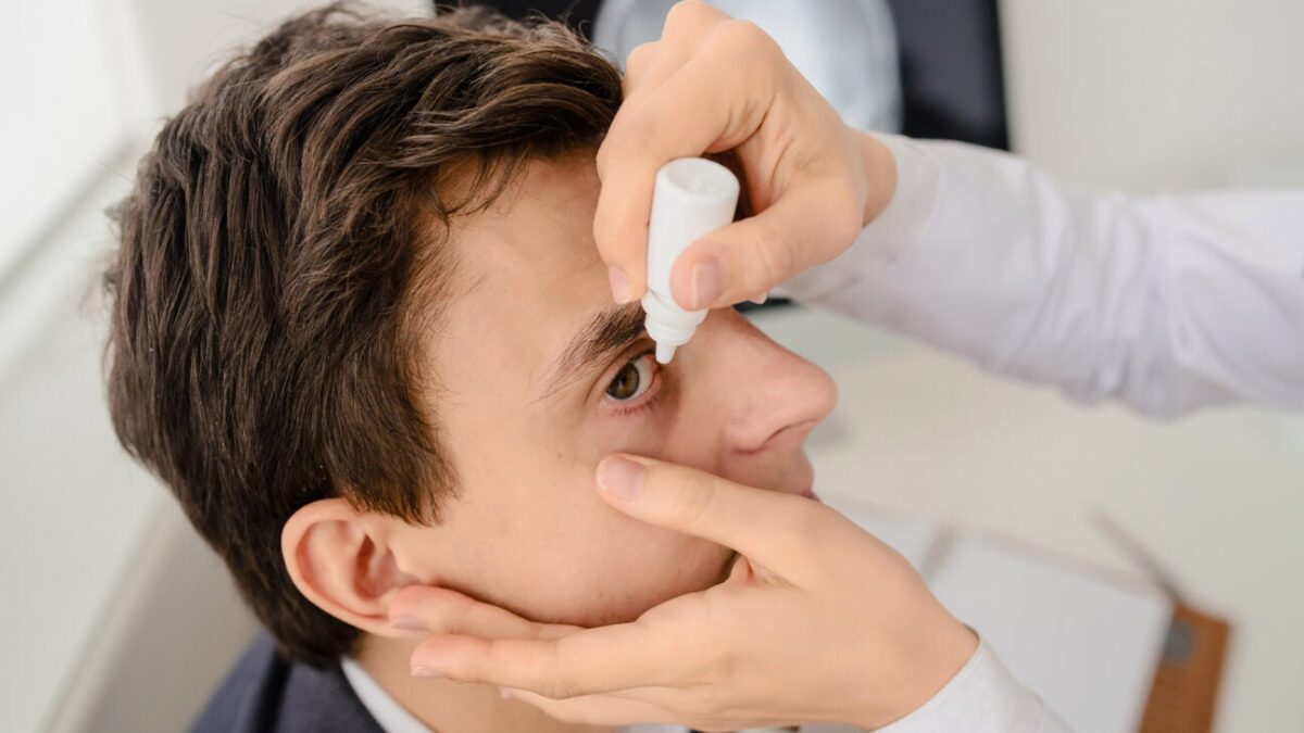 FDA اولین قطره چشمی جهان را برای بهبود نزدیک بینی ناشی از پیرچشمی تایید کرد