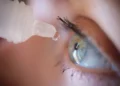 تایید اولین قطره چشمی جهان برای بهبود نزدیک‌بینی ناشی از پیرچشمی توسط FDA