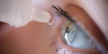 تایید اولین قطره چشمی جهان برای بهبود نزدیک‌بینی ناشی از پیرچشمی توسط FDA