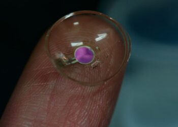 نخستین لنز چشم بیسیم OLED جهان معرفی شد