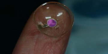نخستین لنز چشم بی‌سیم OLED جهان معرفی شد