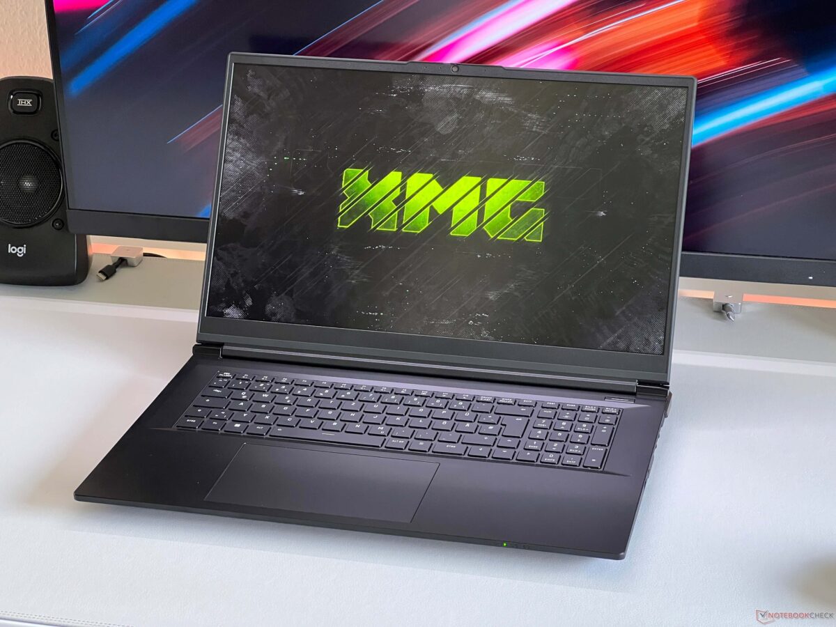با وجود انتقادات نسبت به کارتهای گرافیک موبایل سری RTX 5000 انویدیا، بهویژه مدل RTX 5070 با حافظه ۸ گیگابایت که در رزولوشن QHD ممکن است با افت فریم مواجه شود، نسخه RTX 5070 Ti با ۱۲ گیگابایت حافظه، انتخاب بهتری برای بازیهای آینده محسوب میشود. این کارت گرافیک با توان گرمایی ۱۴۰ وات، عملکرد گرافیکی قوی و پایداری مناسبی ارائه میدهد.