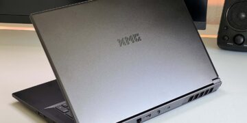 لپ‌تاپ XMG Focus 17 M25 با پردازنده گرافیکی Nvidia GeForce RTX 5070 Ti و قیمت ۱۸۴۹ یورو، بهترین گزینه مقرون‌به‌صرفه برای بازی‌های سنگین محسوب می‌شود. این مدل عملکرد بالایی را با قیمتی کمتر نسبت به رقبا ارائه می‌دهد، هرچند که برخی محدودیت‌ها و کمبودها نیز در آن مشاهده می‌شود.