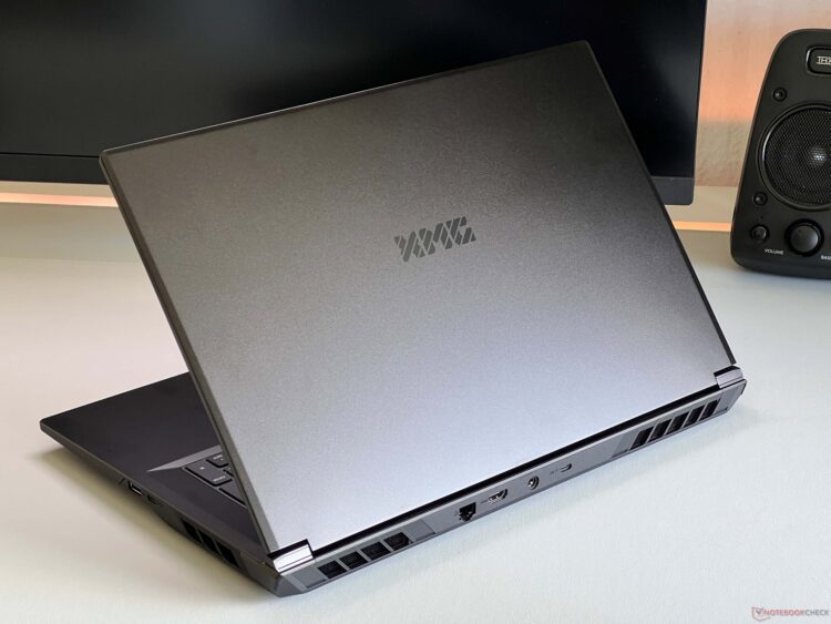 لپ‌تاپ XMG Focus 17 M25 با پردازنده گرافیکی Nvidia GeForce RTX 5070 Ti و قیمت ۱۸۴۹ یورو، بهترین گزینه مقرون‌به‌صرفه برای بازی‌های سنگین محسوب می‌شود. این مدل عملکرد بالایی را با قیمتی کمتر نسبت به رقبا ارائه می‌دهد، هرچند که برخی محدودیت‌ها و کمبودها نیز در آن مشاهده می‌شود.