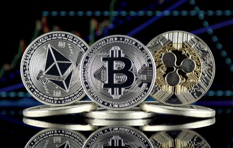 پیش‌بینی قیمت بیت‌کوین، اتریوم و ریپل در ماه اوت؛ رمزارزها در دو راهی حساس