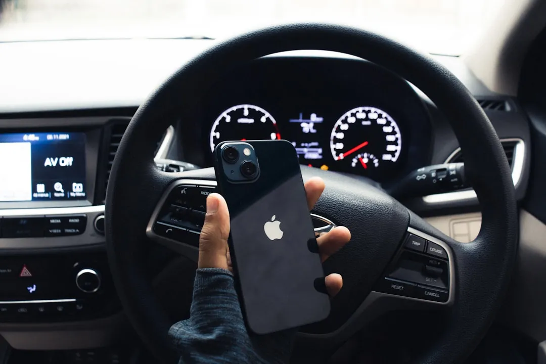 قابلیت «تشخیص تصادف» (Crash Detection) آیفون با استفاده از الگوریتمهای پیشرفته و تحلیل دادههای حسگرهایی نظیر شتابسنج high-g و ژیروسکوپ، تصادف شدید یک نوجوان را که پشت فرمان به خواب رفته بود، به طور خودکار تشخیص داد و با برقراری تماس با اورژانس، جان او را نجات داد.