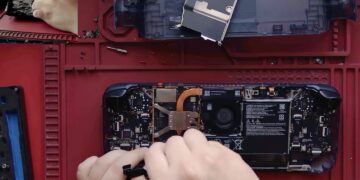 یک ارتقاءدهنده سخت‌افزار (modder) موفق شده است حافظه رم کنسول دستی Steam Deck OLED را از ۱۶ گیگابایت به ۳۲ گیگابایت ارتقاء دهد؛ اقدامی که می‌تواند عملکرد این دستگاه را در اجرای بازی‌های سنگین بهبود بخشد، اما هزینه بالا و ریسک از دست رفتن پشتیبانی رسمی، کاربران را به فکر دوباره می‌اندازد.